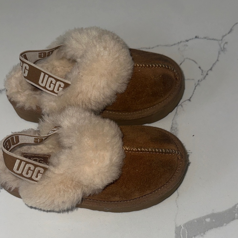 UGG Tan Shearling Slip-Ons funkette